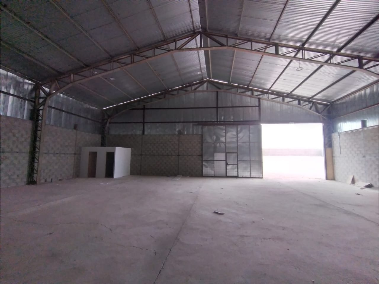 Interior amplio de galpón industrial para operación o almacenamiento